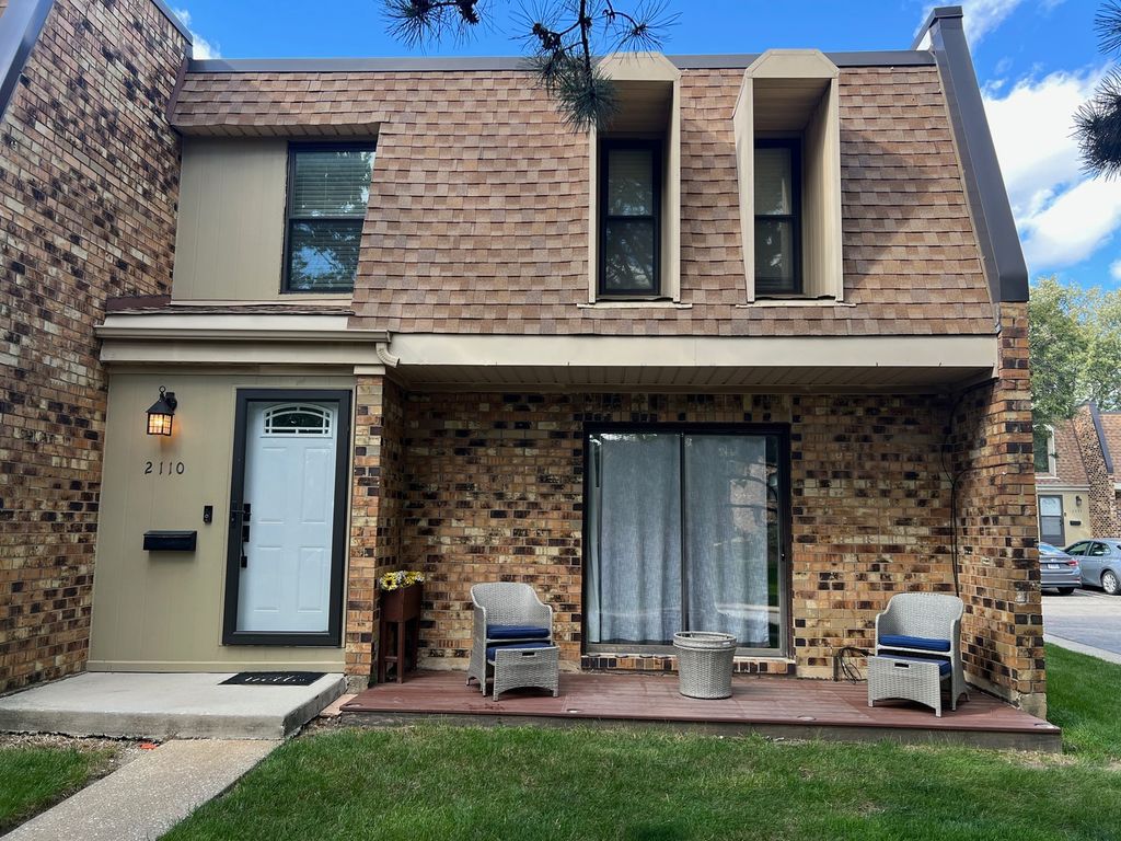 Photo for 2110 Country Club Drive, Woodridge, IL 60517 (MLS # 12492460)