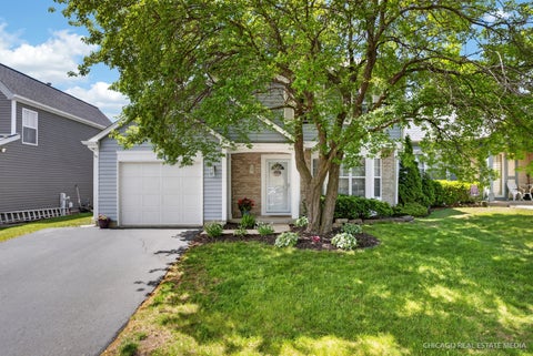 Photo of 808 Castleton Court, Mundelein, IL 60060 (MLS # 12660946)