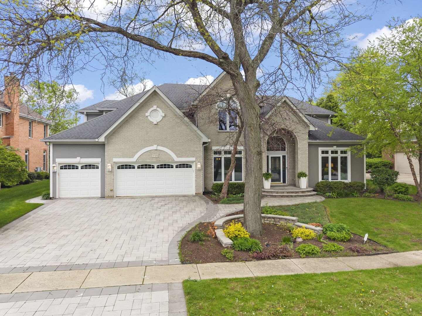 2S370 Canterbury Court