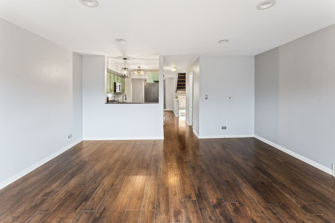 Schaumburg, Illinois 60173, United States, 2 Bedrooms Bedrooms, ,4 BathroomsBathrooms,Residential,Active,247078