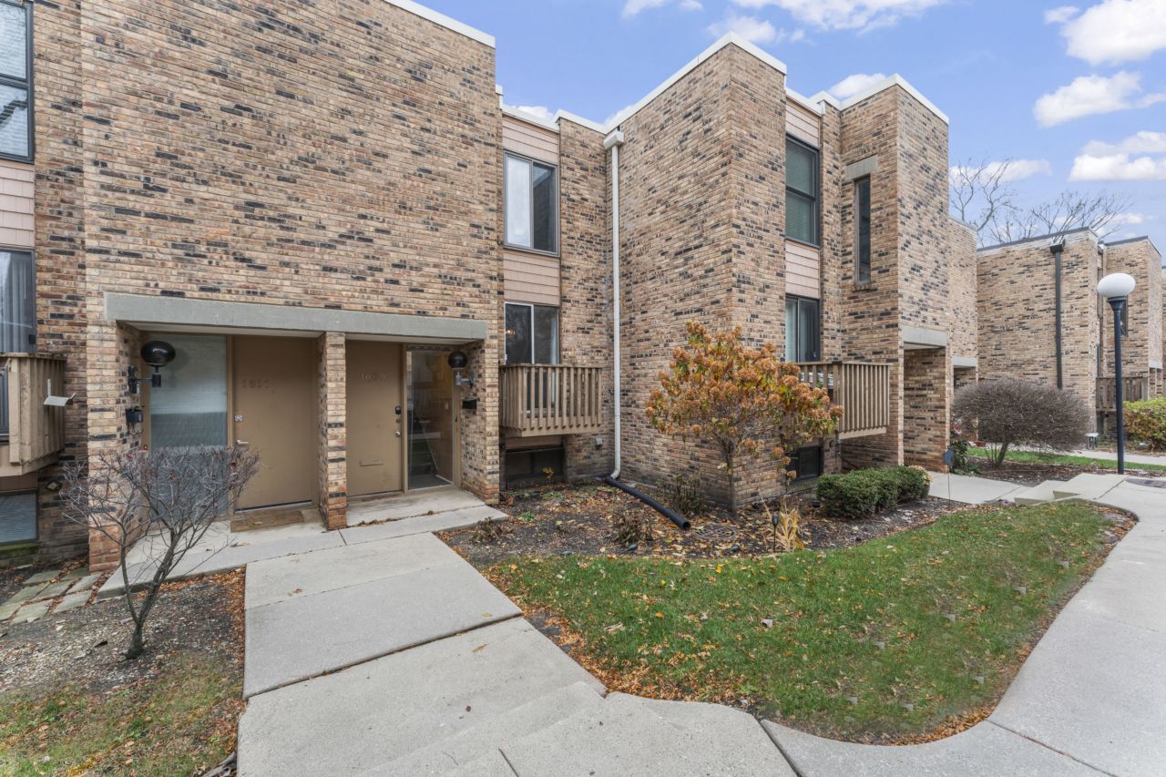 Schaumburg, Illinois 60173, United States, 2 Bedrooms Bedrooms, ,4 BathroomsBathrooms,Residential,Active,247078