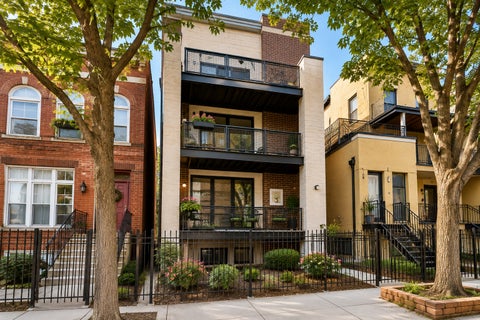 Photo of 1646 W Warren Boulevard #1, Chicago, IL 60612 (MLS # 12745970)