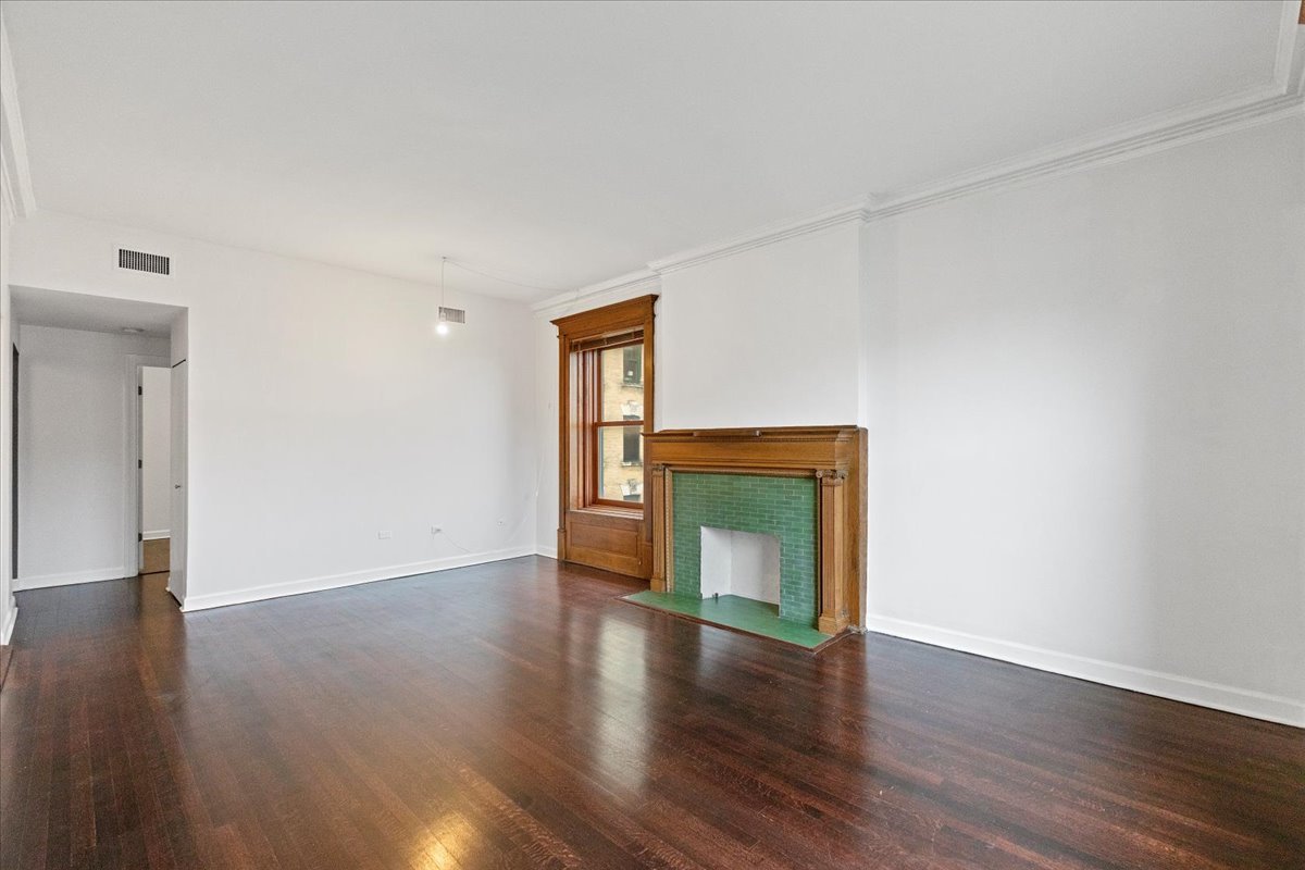 559 W Surf Street 501