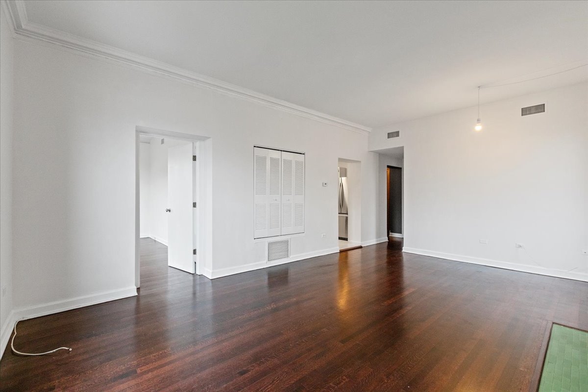 559 W Surf Street 501