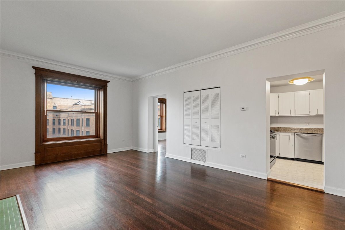 559 W Surf Street 501