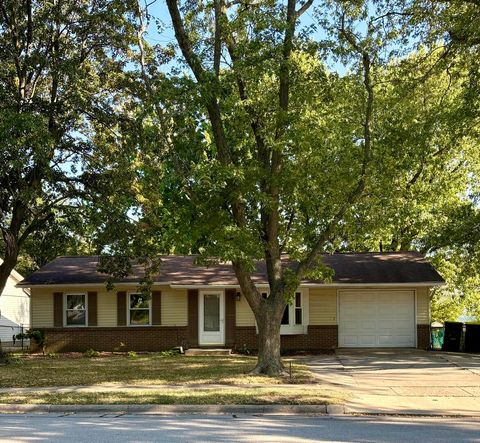 Photo of 1401 Dillon Drive, Normal, IL 61761 (MLS # 12488885)