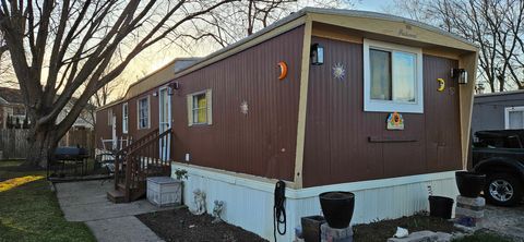 57 CURRICLE Road Wheeling IL 60090