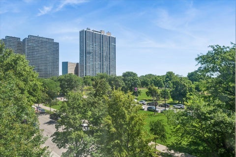 Tiny photo for 2626 N LAKEVIEW Avenue #302, Chicago, IL 60614 (MLS # 12676548)