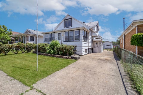 Photo of 609 Greenbay Avenue, Calumet City, IL 60409 (MLS # 12791899)