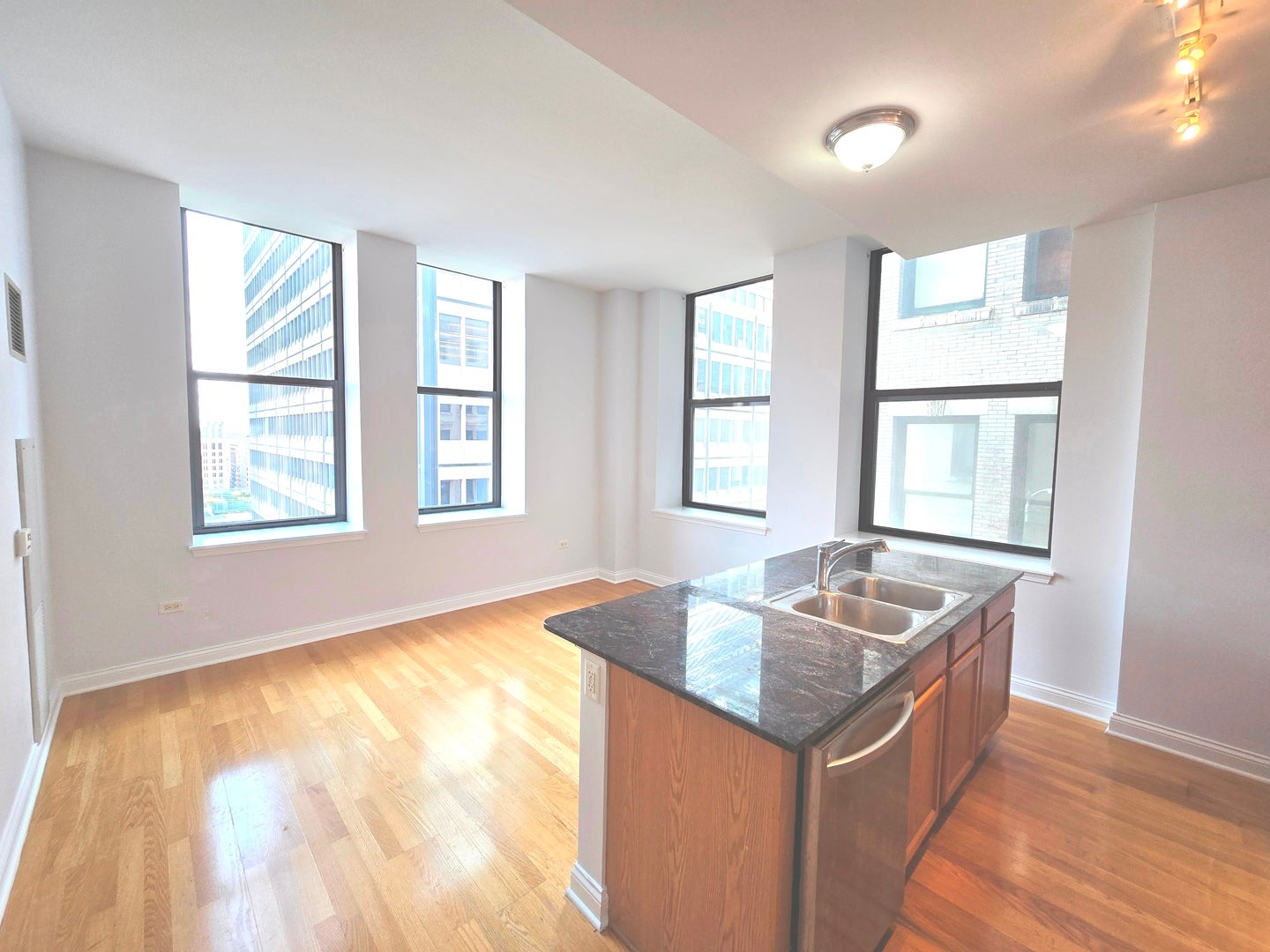 8 W Monroe Street 1800