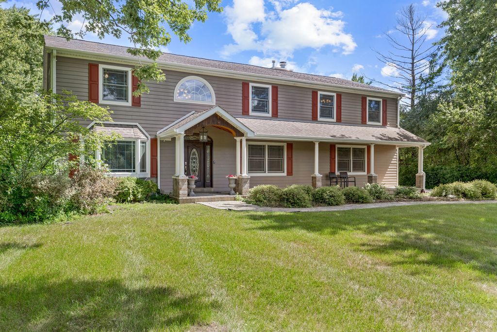 Photo for 431 E Oakwood Drive, Barrington, IL 60010 (MLS # 12455240)