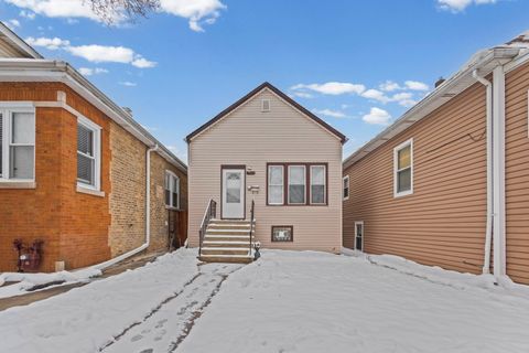 Photo of 4824 W Winnemac Avenue, Chicago, IL 60630 (MLS # 12517688)