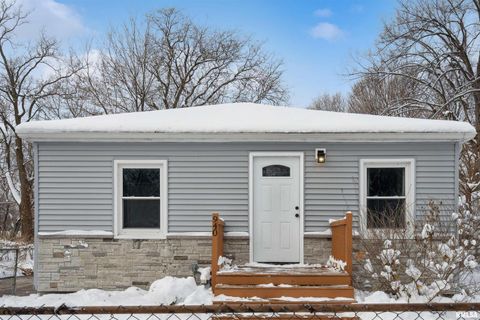 Photo of 940 30TH Street, Bettendorf, IA 52722 (MLS # QC4269898)