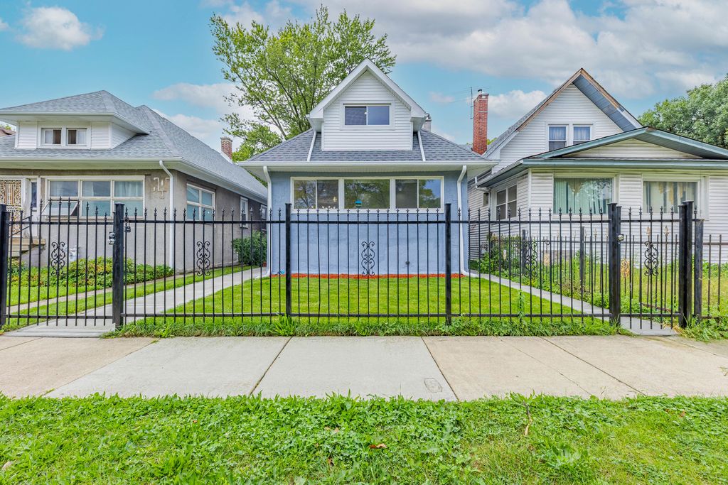 Photo for 1054 N Latrobe Avenue, Chicago, IL 60651 (MLS # 12501116)