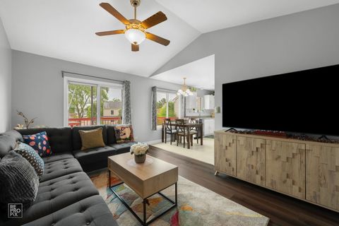Tiny photo for 95 N Southport Road N, Mundelein, IL 60060 (MLS # 12442660)