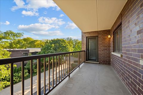 Tiny photo for 650 Laurel Avenue #303, Highland Park, IL 60035 (MLS # 12482994)