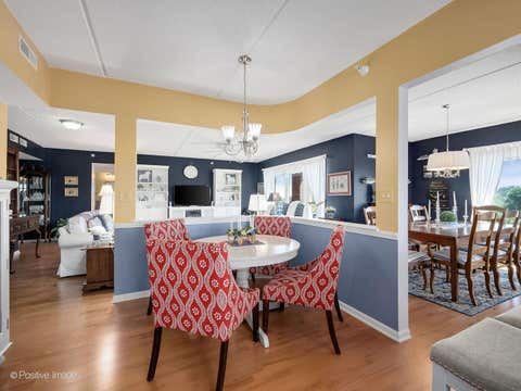 Tiny photo for 1 N Beacon Place #511, La Grange, IL 60525 (MLS # 12717556)
