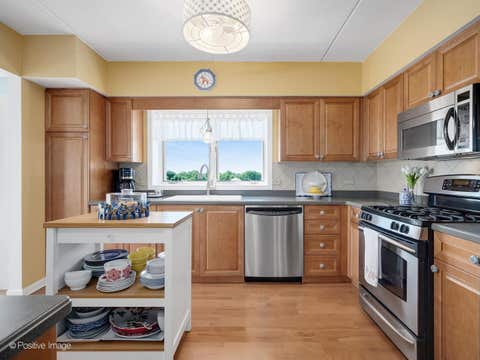 Tiny photo for 1 N Beacon Place #511, La Grange, IL 60525 (MLS # 12717556)