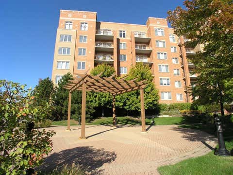 Tiny photo for 1 N Beacon Place #511, La Grange, IL 60525 (MLS # 12717556)