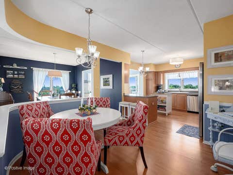 Tiny photo for 1 N Beacon Place #511, La Grange, IL 60525 (MLS # 12717556)