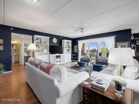 Tiny photo for 1 N Beacon Place #511, La Grange, IL 60525 (MLS # 12717556)
