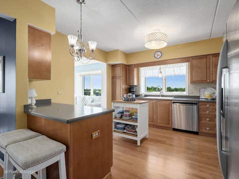 Tiny photo for 1 N Beacon Place #511, La Grange, IL 60525 (MLS # 12717556)