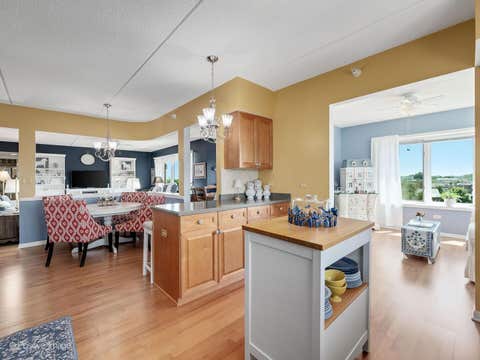 Tiny photo for 1 N Beacon Place #511, La Grange, IL 60525 (MLS # 12717556)