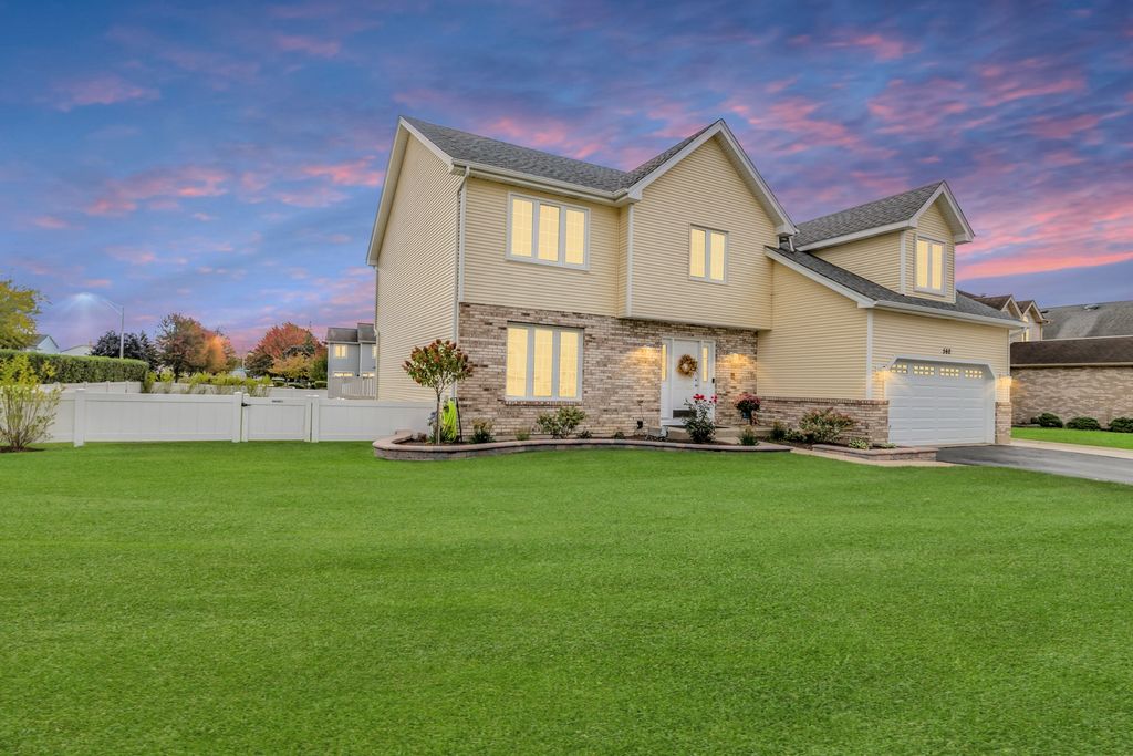 Photo for 560 Valleyview Drive, Bartlett, IL 60103 (MLS # 12496233)