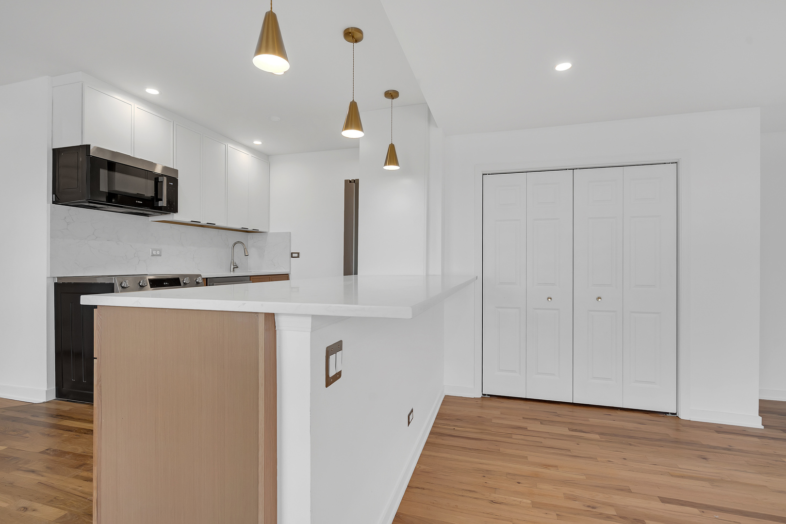 4976 N Milwaukee Avenue 401