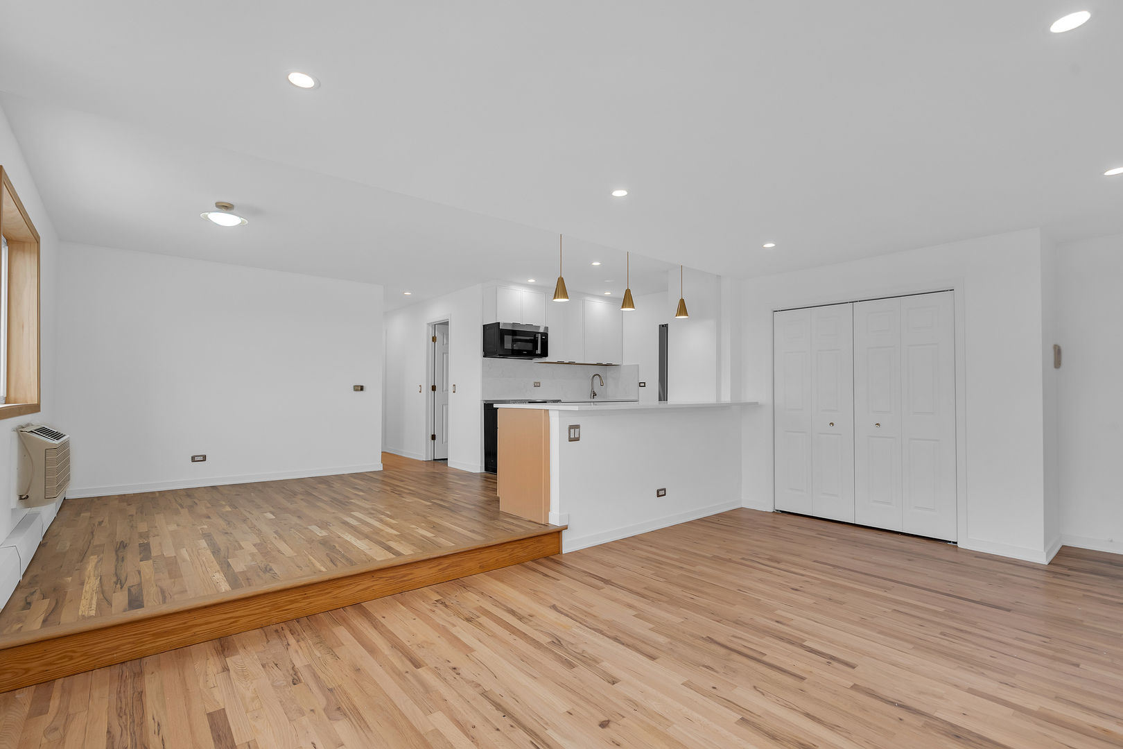 4976 N Milwaukee Avenue 401