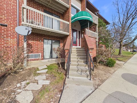 Tiny photo for 820 N Lakeside Drive #2C, Vernon Hills, IL 60061 (MLS # 12597498)