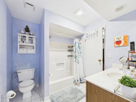 Tiny photo for 820 N Lakeside Drive #2C, Vernon Hills, IL 60061 (MLS # 12597498)