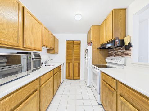 Tiny photo for 820 N Lakeside Drive #2C, Vernon Hills, IL 60061 (MLS # 12597498)