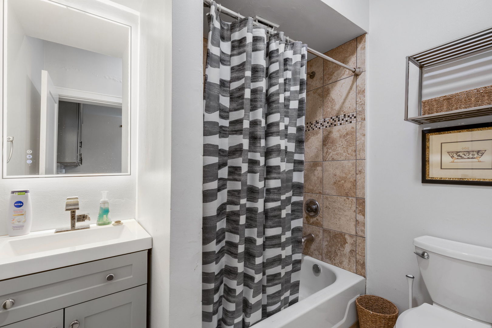 3020 N CLYBOURN Avenue