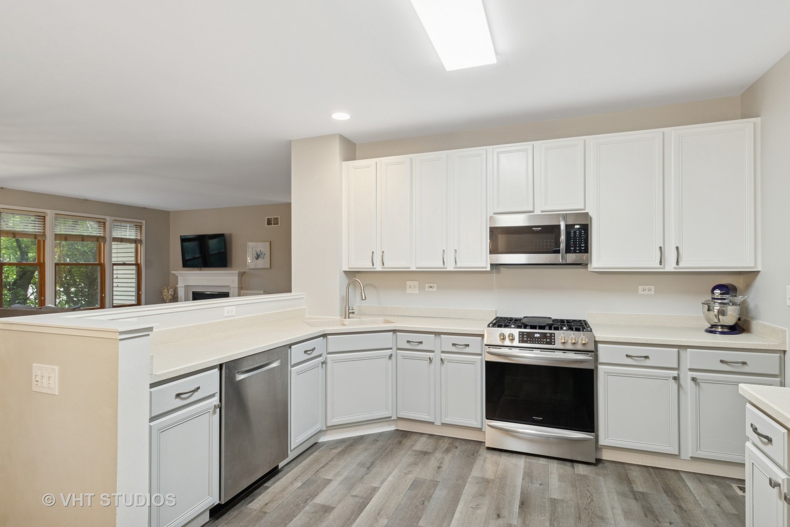 Palatine, Illinois 60067, United States, 3 Bedrooms Bedrooms, ,3 BathroomsBathrooms,Residential,Contingent,219556