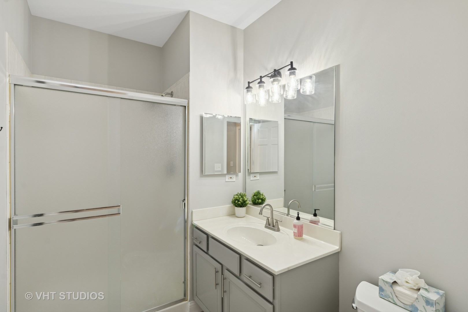 Palatine, Illinois 60067, United States, 3 Bedrooms Bedrooms, ,3 BathroomsBathrooms,Residential,Contingent,219556