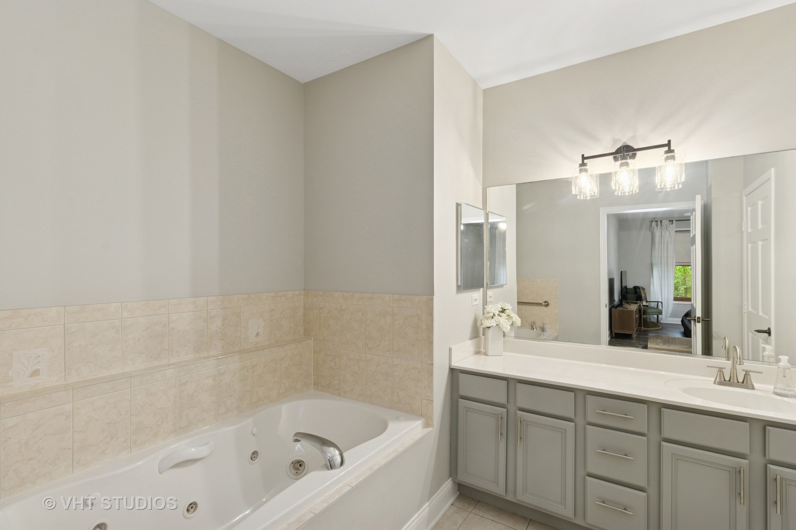 Palatine, Illinois 60067, United States, 3 Bedrooms Bedrooms, ,3 BathroomsBathrooms,Residential,Contingent,219556