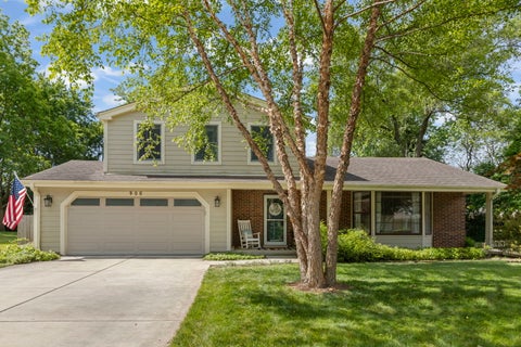 Photo of 908 Kennebec Lane, Naperville, IL 60563 (MLS # 12662717)