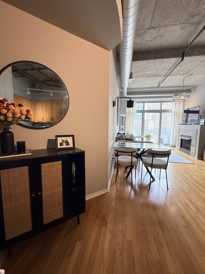933 W Van Buren Street 823