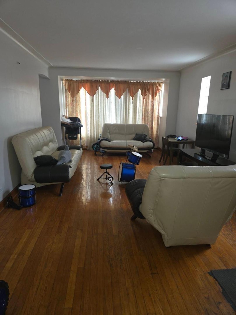 7252 S Francisco Avenue S