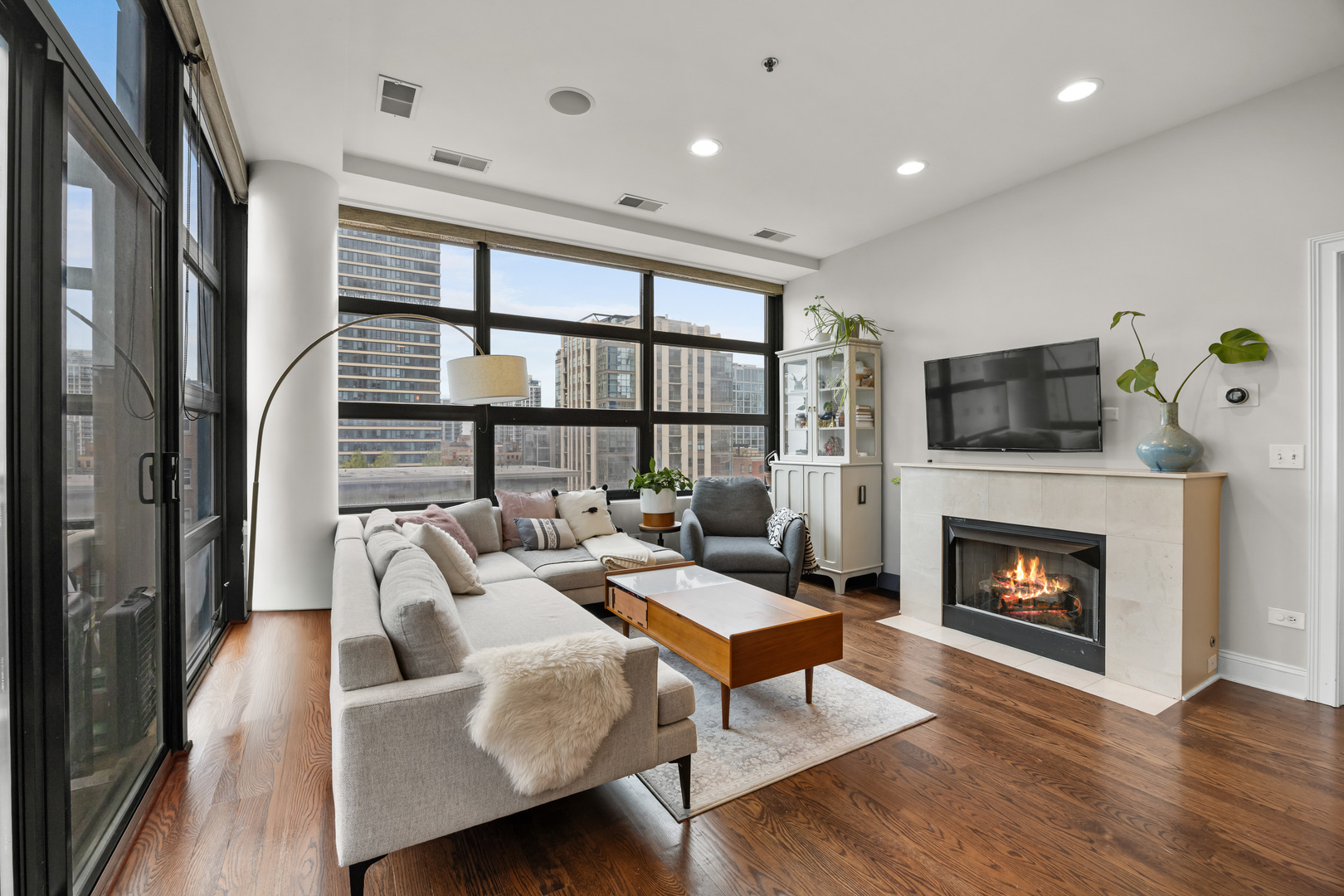 101 W Superior Street 906