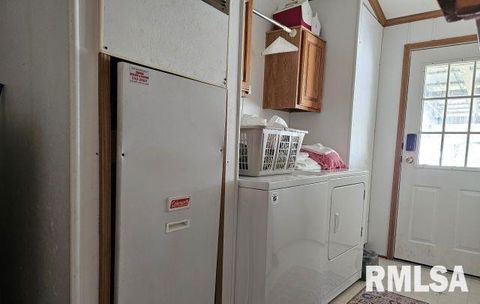 Tiny photo for 614 W COLLEGE Street, Harrisburg, IL 62946 (MLS # EB459082)