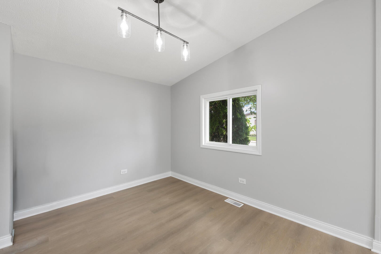 1139 W Barry Lane