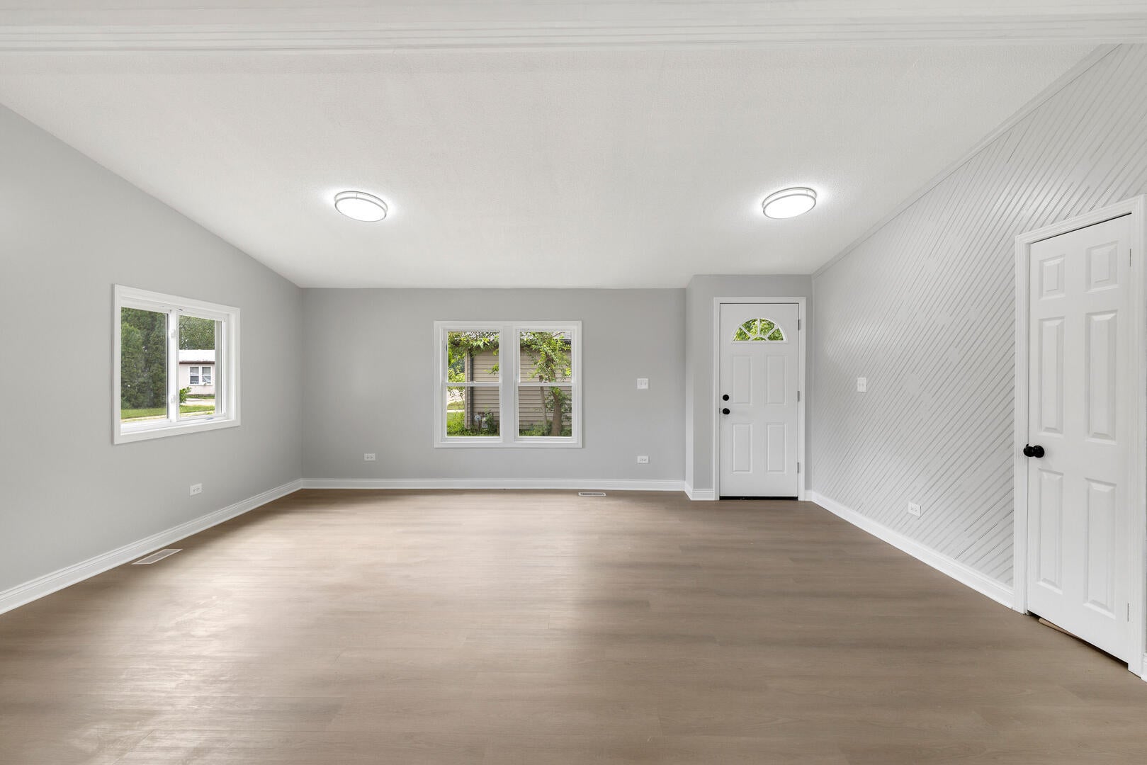 1139 W Barry Lane