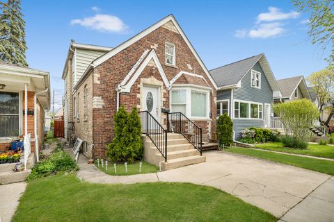 Photo of 4918 W Winnemac Avenue, Chicago, IL 60630 (MLS # 12695346)