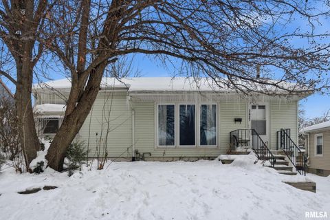 Photo of 2427 29 1/2 Street, Rock Island, IL 61201 (MLS # QC4270066)