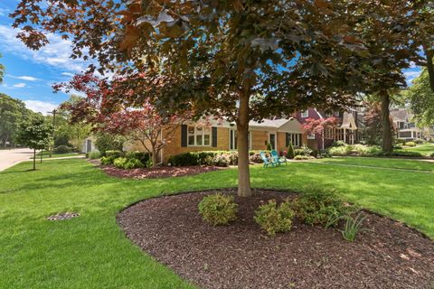 Tiny photo for 400 Wedgemere Place, Libertyville, IL 60048 (MLS # 12617116)