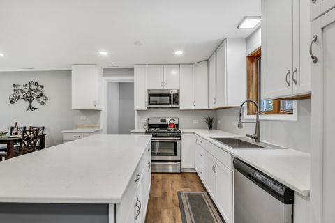 Tiny photo for 400 Wedgemere Place, Libertyville, IL 60048 (MLS # 12617116)