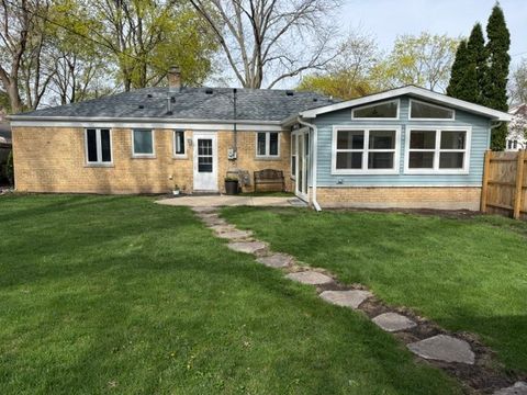 Tiny photo for 400 Wedgemere Place, Libertyville, IL 60048 (MLS # 12617116)