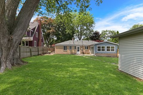 Tiny photo for 400 Wedgemere Place, Libertyville, IL 60048 (MLS # 12617116)